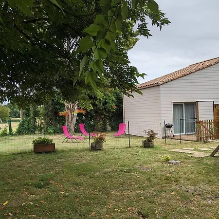 Semesterbostad Charmante Maison A Avec Piscine Partagee Meschers-sur-Gironde