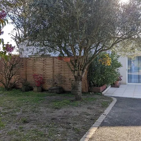 Semesterbostad Charmante Maison A Avec Piscine Partagee Meschers-sur-Gironde