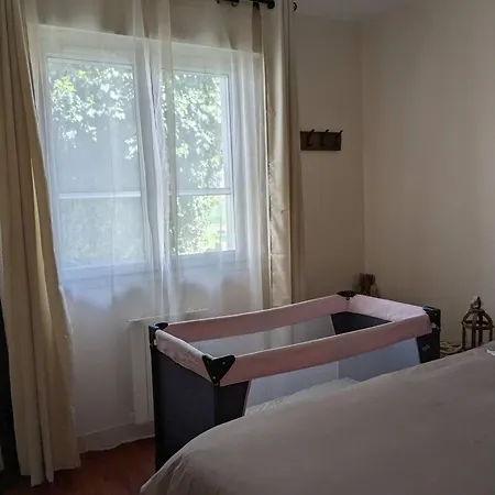 Charmante Maison A Avec Piscine Partagee