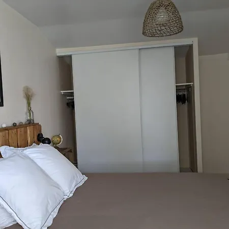 Charmante Maison A Avec Piscine Partagee